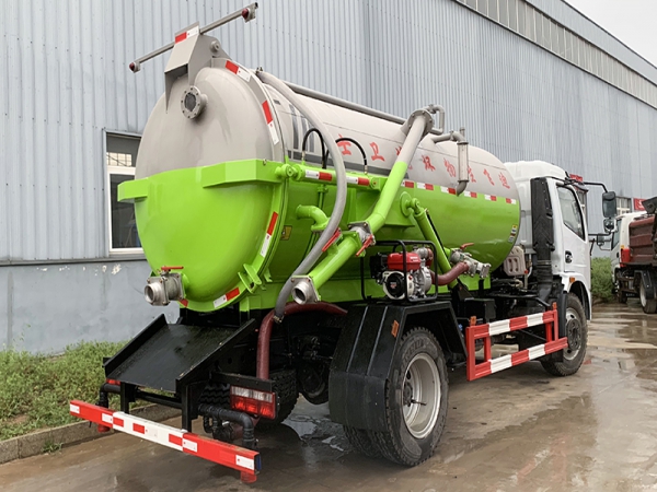 國(guó)六大多利卡 8方 吸污車